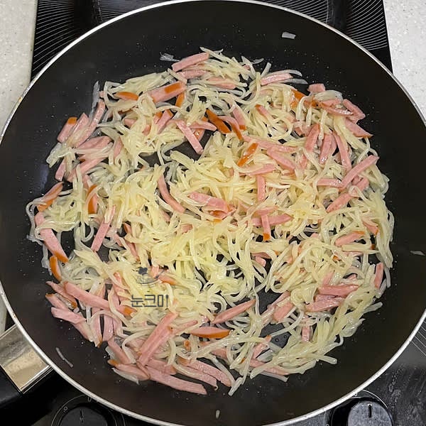 중약불에 달군 팬에 기름을 넉넉히 둘러주고 손을 이용해 전분물을 꼭 짜준 뒤 팬에 올려줍니다.