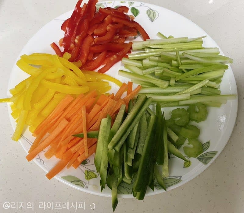 파프리카, 양파, 부추, 당근, 오이, 샐러리, 깻잎 등 본인이 좋아하는 야채들을 길쭉하게 채썰어 준비해주세요