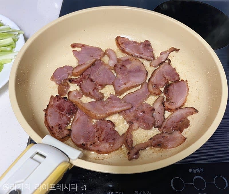 훈제오리는 예열된 팬에 노릇하게 구워주세요