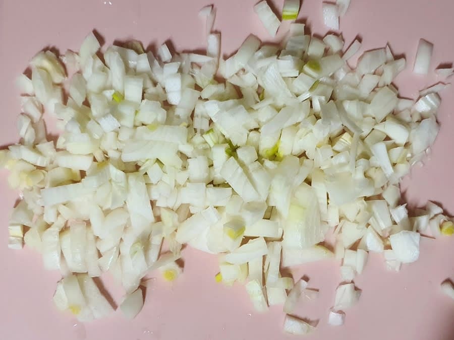 양파 1개를 잘게 다지듯 썰어 주세요.