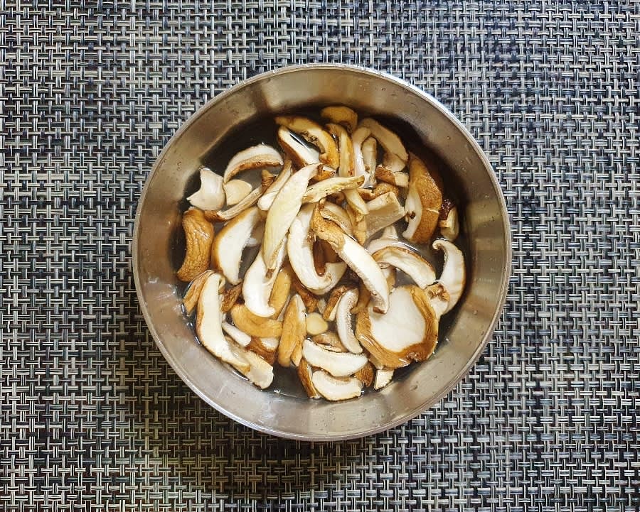 건표고버섯 2~3줌도 미리 물에 10분 정도 담가 불려주세요.