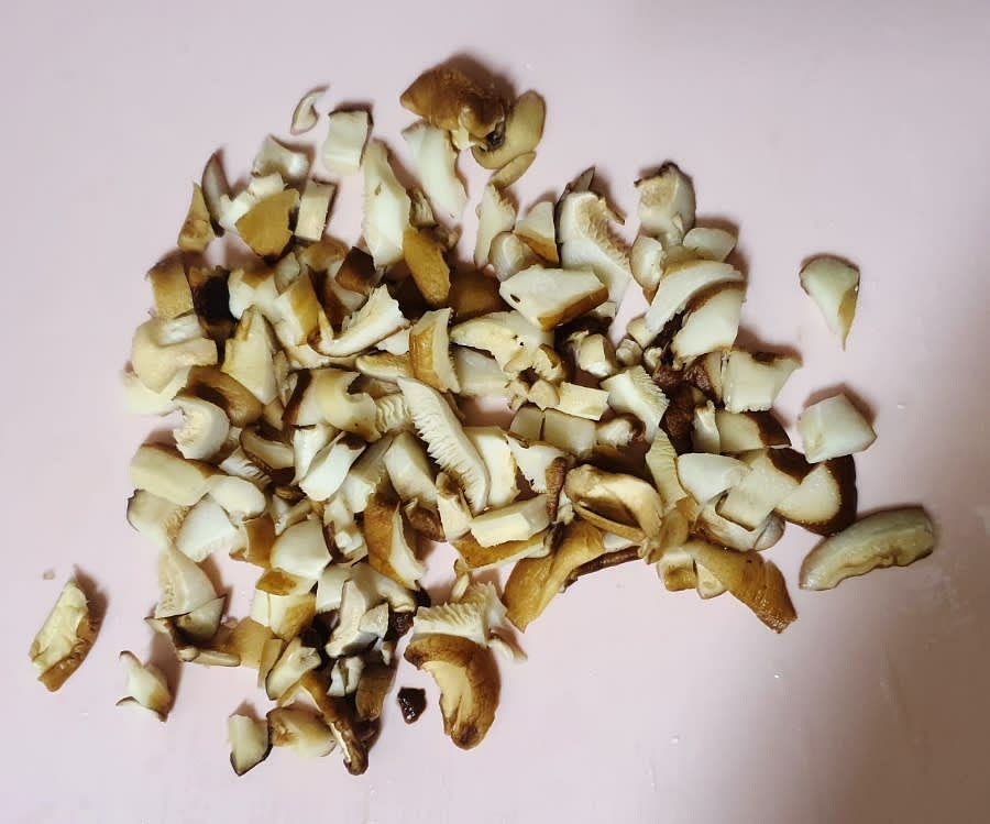 10분 후 표고버섯을 깨끗히 씻고 먹기 좋은 크기로 듬성 듬성 잘라줍니다.