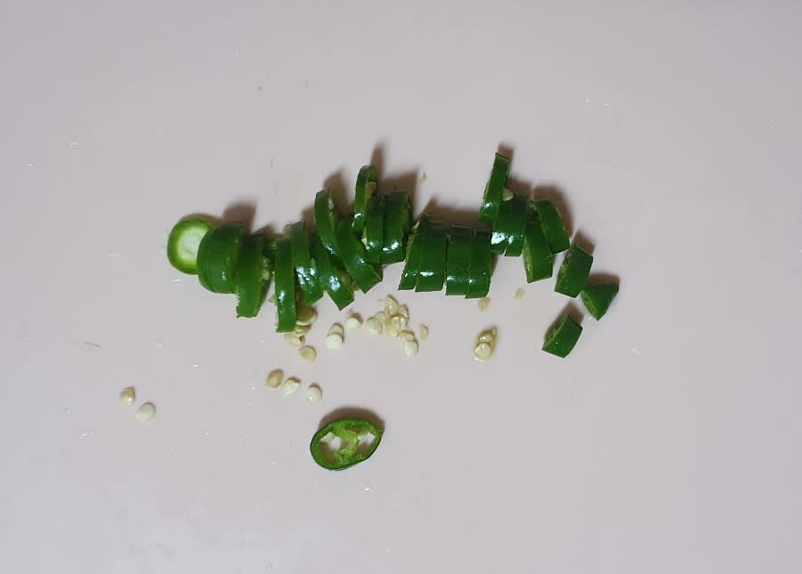 청양고추 1개도 총총 썰어서 준비해 주세요.