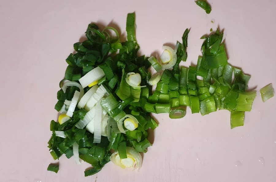 대파도 2줌 정도 되도록 송송 썰어서 준비해 주세요.