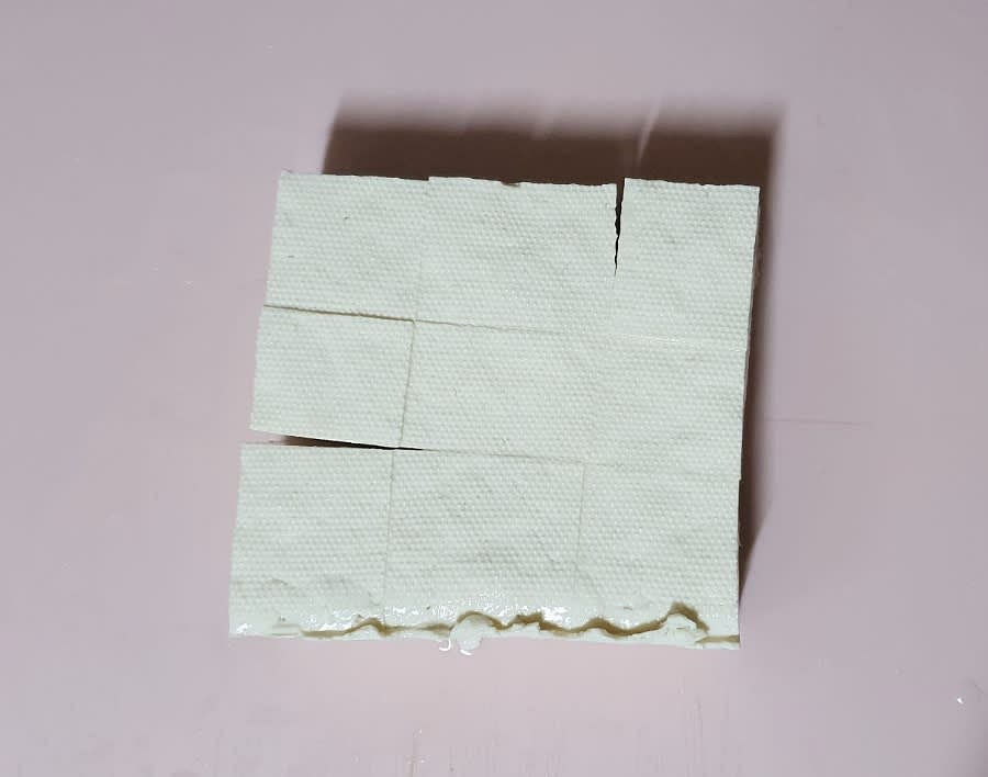 두부 300g(한 팩)을 큼직하게 썰어주세요.