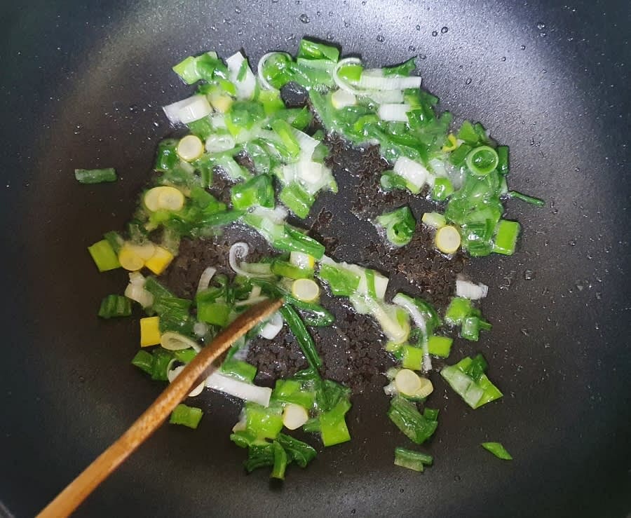 냄비에 식용유 2~3T를 넣고 썰어 놓은 대파를 넣은 후 센불로 파기름을 내주세요.