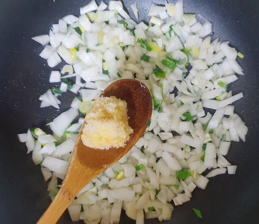 파 향이 솔솔 올라오기 시작하면 썰어 놓았던 양파와 다진마늘 1T를 넣은 후 잘 볶아주세요.