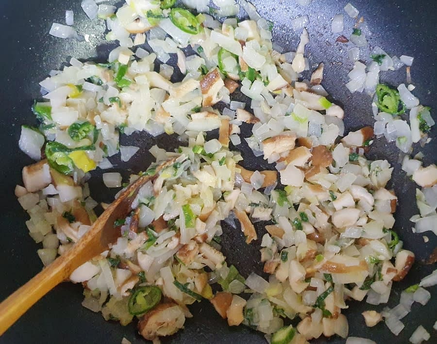 여기에 썰어 두었던 표고버섯과 청양고추를 넣고 한 차례 더 볶아주세요.