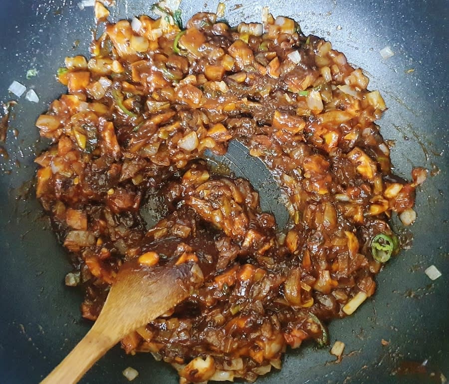 된장 4T와 고추장 4T, 꿀 1.5T를 넣고 살짝만 볶아주세요.