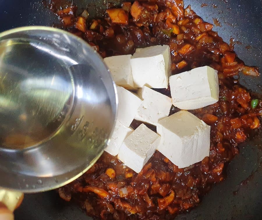 고소한 냄새가 나면서 양념이 볶아지면 두부를 모두 넣어주세요. 그리고 물도 150ml 부어줍니다.