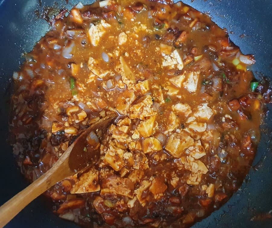 두부를 으깨가면서 바글 바글 끓여주세요.