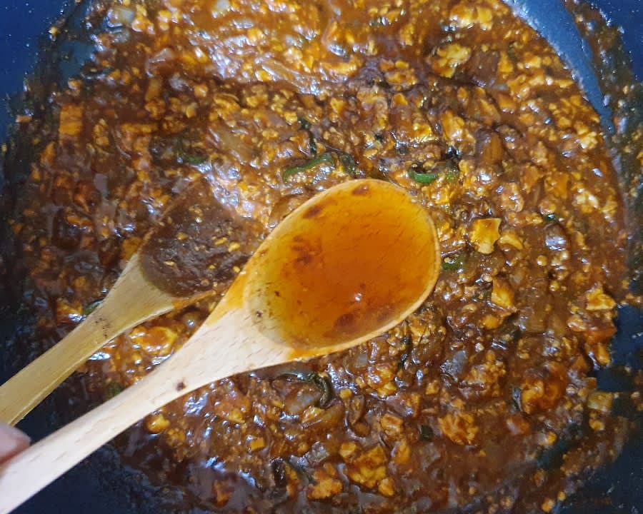 재료들이 다 익고 살짝 졸아들면 불을 끄고 참기름 1.5T를 넣은 후 잘 섞어주세요.