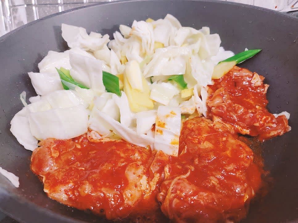 야채가 어느 정도 익으면 한쪽으로 몰아주고 양념한 닭고기를 넣고 중불에서 볶아 주세요