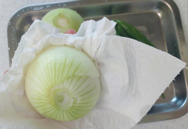 양파는 칼로 꼭지를 자르고 겉껍질을 모두 벗기고 고추는 식초물에 5분 담갔다 세척해 줍니다.
세척을 마친 양파와 고추는 키친타월로 닦아 물기를 완전히 제거해 주세요. 