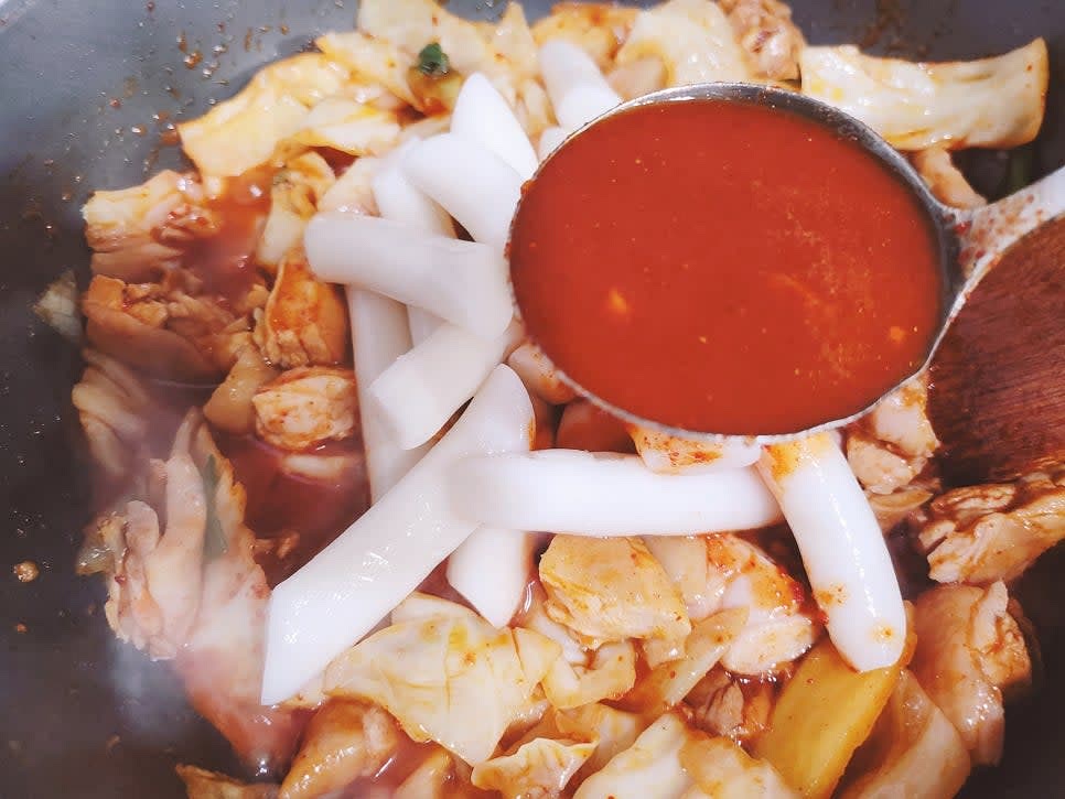 채소가 숨이 죽으면 떡볶이 떡을 넣고 양념장을 1국자 넣고 볶아 주세요