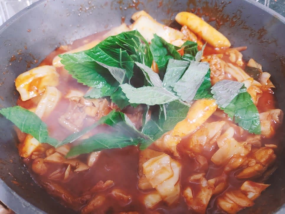 떡이 어느 정도 익으면 썰어둔 깻잎을 넣고 약불에서 잘 섞어 완성해 주세요