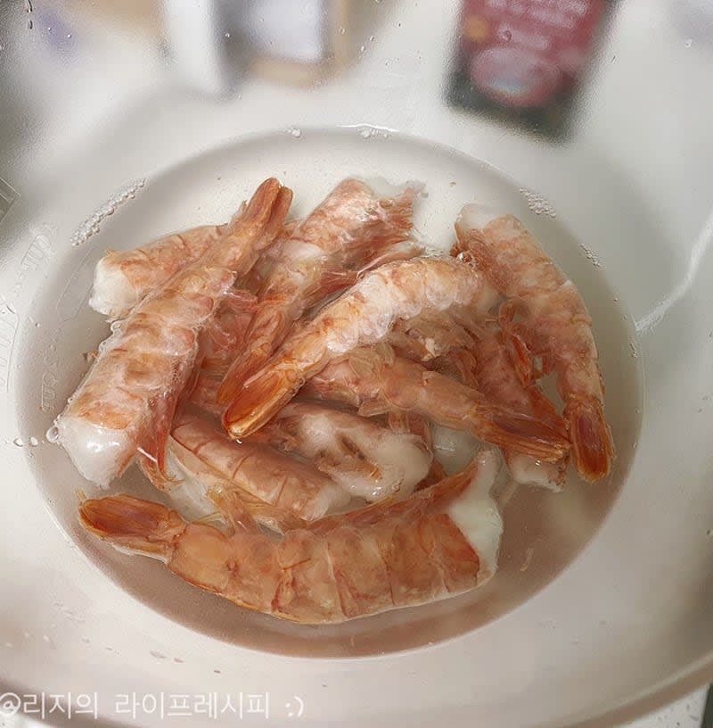 냉동새우는 물에 넣어 해동해주고, 양송이버섯은 4~6등분으로 잘라주세요