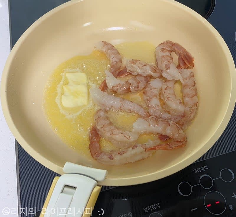 예열된 팬에 버터를 녹이고 새우를 넣어 볶다가 케찹도 넣어 볶아주세요