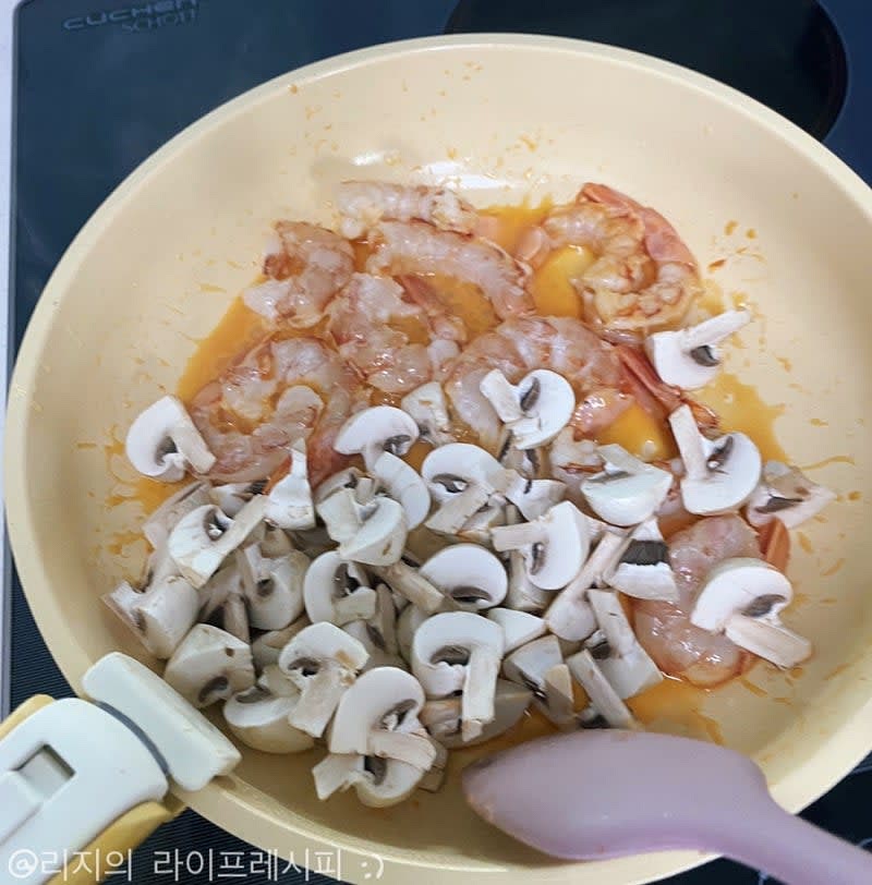 새우가 다 익기전에 양송이버섯도 넣어 볶아주세요