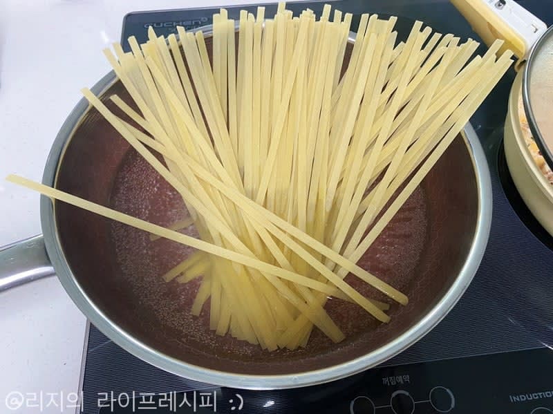 양송이와 새우가 볶아지면 잠시 놔두고 페투치네 면을 8분정도 삶아주세요