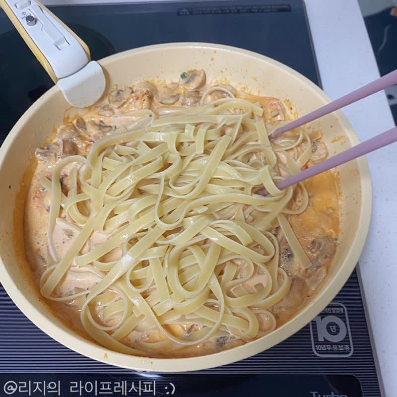 새우&양송이에 양념재료를 부어서 끓여주다가, 면을 넣어 같이 잘 섞어주면 완성입니다