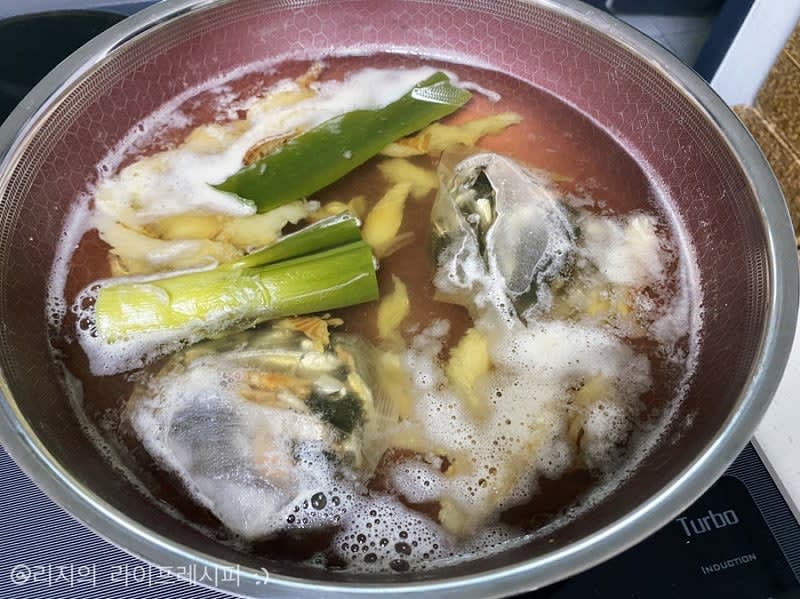 콩나물국밥에 쓸 육수를 미리 끓여주세요