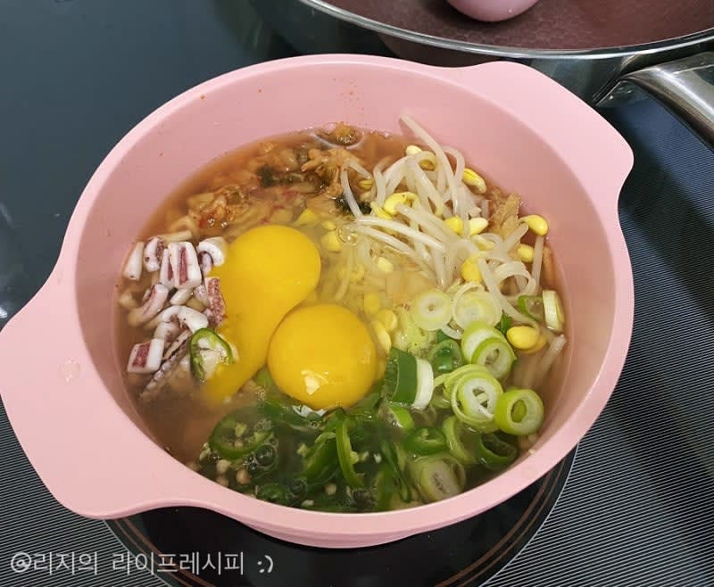 육수를 넣고 콩나물, 대파, 김치, 오징어, 청양고추, 달걀을 얹어주시면 완성이에요