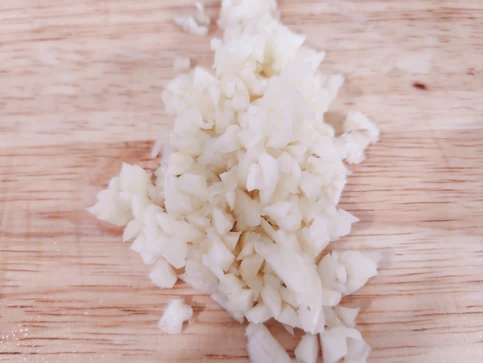 대파는 송송 썰고 마늘은 칼로 다져서 준비해 주세요