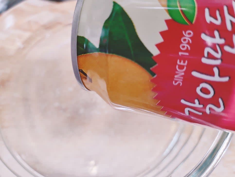 밀폐용기에 갈아만든 배 1캔 (238ml), 설탕 3큰술, 식초 2큰술, 다진 마늘을 넣고 잘 섞어 주세요