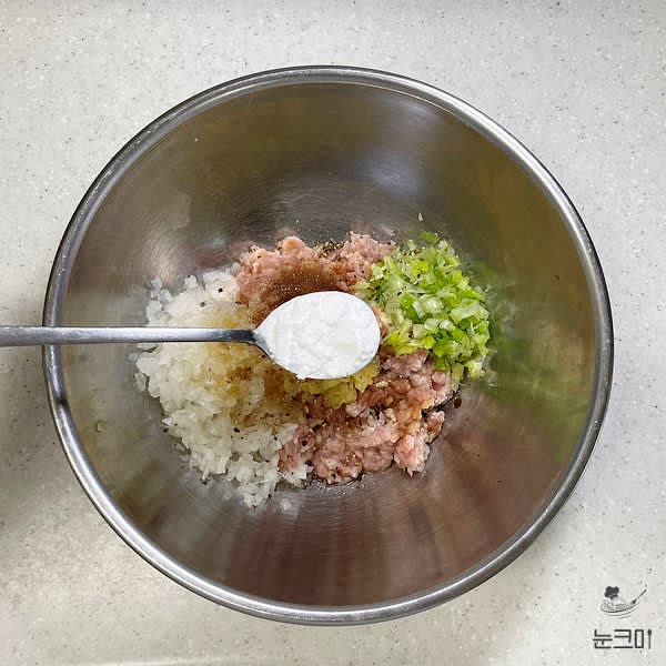 넓은 볼에 다짐육과 양파, 대파, 진간장, 맛술, 설탕, 다진마늘, 찹쌀가루, 참기름, 후추를 넣어줍니다.