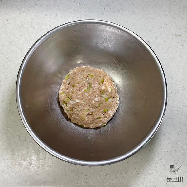 넣은 양념 들을 잘 섞어주고 반죽에 찰기가 생기도록 5분 정도 치대어 줍니다.