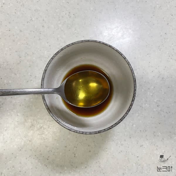 진간장, 물, 꿀, 참기름을 넣고 떡갈비 소스를 만들어 줍니다.