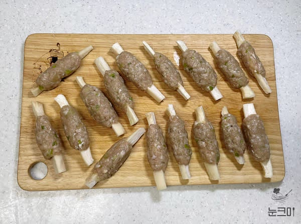반죽해 놓은 고기를 2큰술 정도 퍼서 동그랗게 만든 뒤 가운데에 새송이버섯을 끼워 모양을 만들어 줍니다.