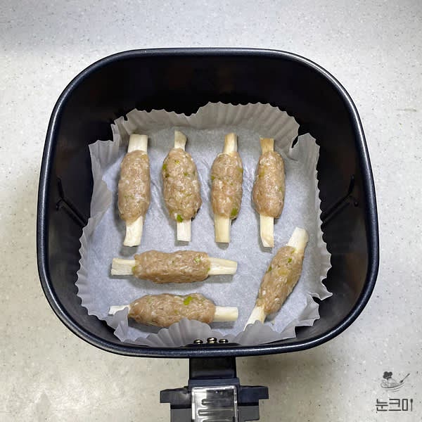 에어프라이어 바스켓에 만든 고기를 넣고 소스를 발라주고 180도에서 15분 굽고 뒤집은 뒤 소스를 한번 더 덧바르고 5 ~10분 정도 구워줍니다.