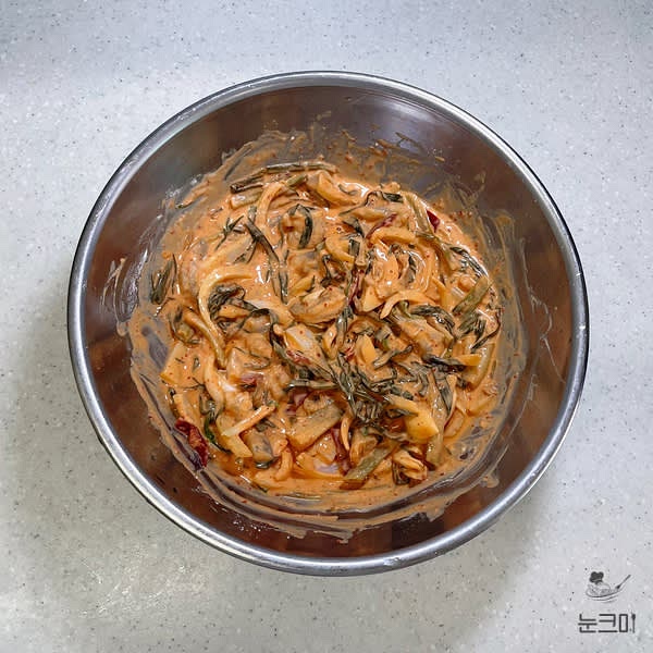넣은 재료를 골고루 잘 섞어 반죽을 만들어 줍니다.