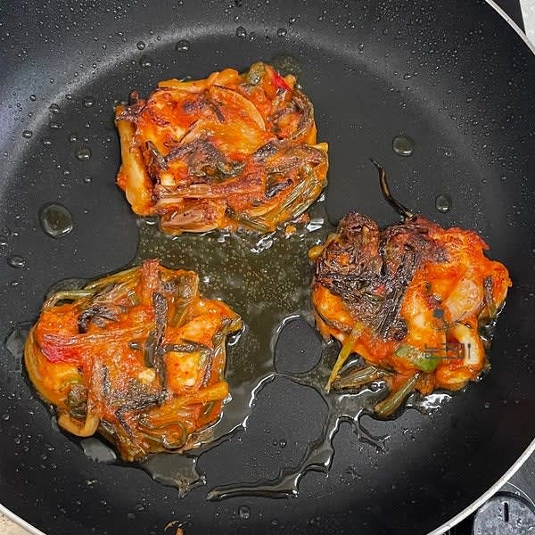 중약불에 달군 팬에 식용유를 넉넉히 두르고 수저로 가득 떠서 올려준 뒤 가장자리가 노릇하게 익으면 뒤집어 줍니다.