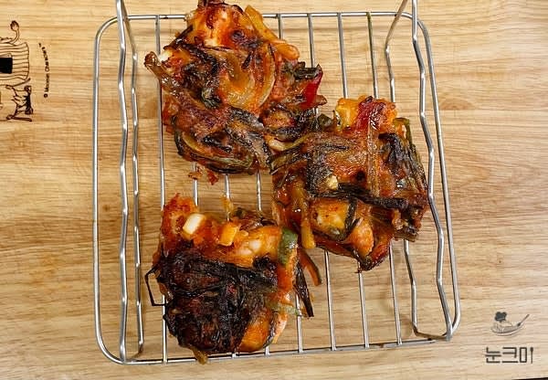 다 부쳐진 전은 식힘망에 올려 한 김 식혀 완성해 줍니다.