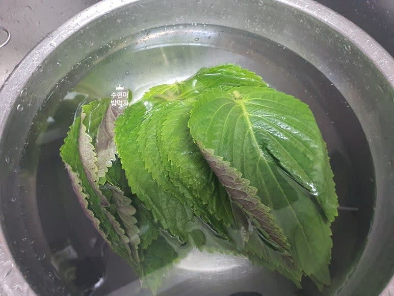깻잎은 꼭지를 살짝 남겨서 가위로 잘라주고, 한장한장 깨끗하게 세척후, 잔류농약이나 이물질 제거를 위해 식초를 풀은 양념준비하는동안 담가둔다