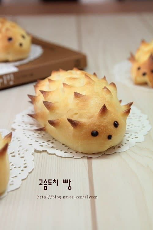 다 구워준후 초코펜이나 초코 약간 녹여서 눈,코,입을 자유롭게 그려주시면 됩니다 ^^