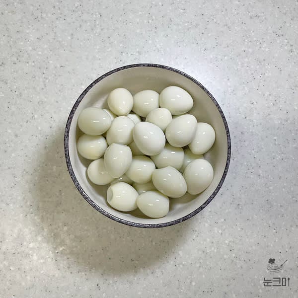 깐메추리알은 흐르는 물에 깨끗이 세척해 줍니다.