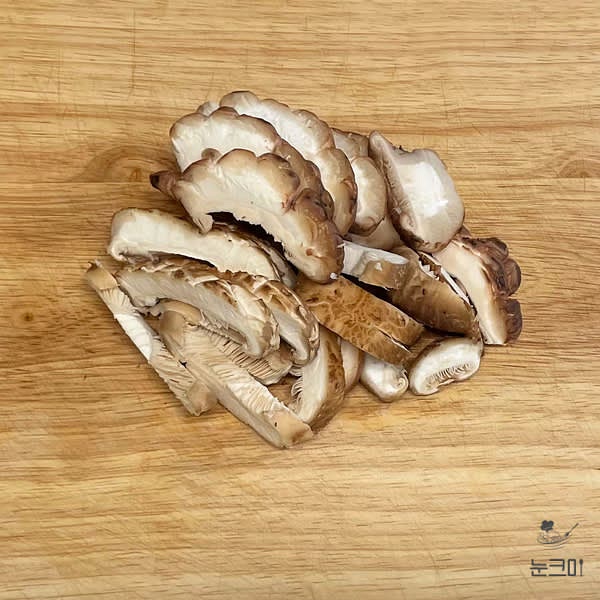 표고버섯은 깨끗이 씻은 뒤 너무 얇지 않게 0.2~0.3cm 정도의 두께로 썰어줍니다.