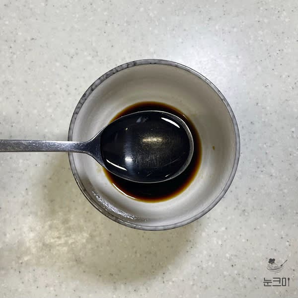 진간장, 맛술, 설탕, 올리고당을 넣고 잘 섞어 조림 양념을 만들어 줍니다.