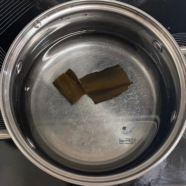 냄비에 물 400ml와 다시마 2장을 넣고 중불로 켜준 뒤 물이 끓기 시작하면 2~3분 후에 꺼내 다시마물을 만들어 줍니다.