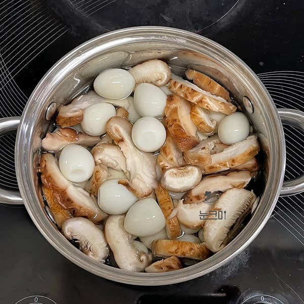 끓여 놓은 다시마물에 깐메추리알과 표고버섯을 넣어줍니다.