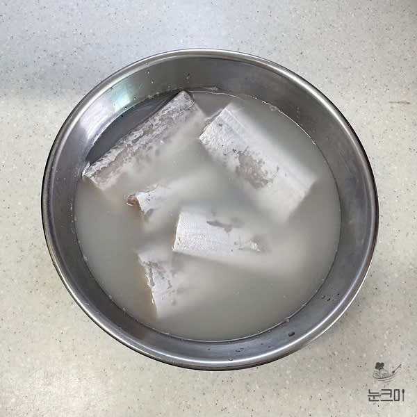 갈치는 내장과 검은막을 긁어내 깨끗하게 제거하고 옆 부분에 지느러미가 있다면 가위로 잘라준 뒤 쌀뜨물에 20분 정도 담가준 뒤 흐르는 물에 깨끗이 씻어 줍니다.
