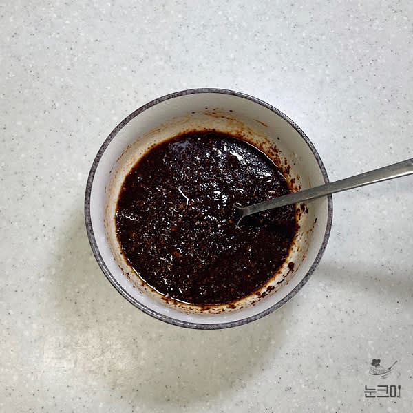 국간장, 고춧가루, 물엿, 다진마늘, 맛술, 고추장, 황설탕, 물 500g 중 100g 정도를 넣어 양념장을 만들어 줍니다.