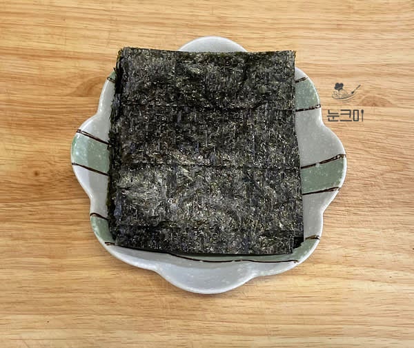 김밥용 김은 4등분을 해 12장을 만들어 줍니다.