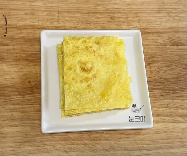 한 김 식힌 뒤 김의 2/3 크기에 맞게 잘라 준비해 줍니다.