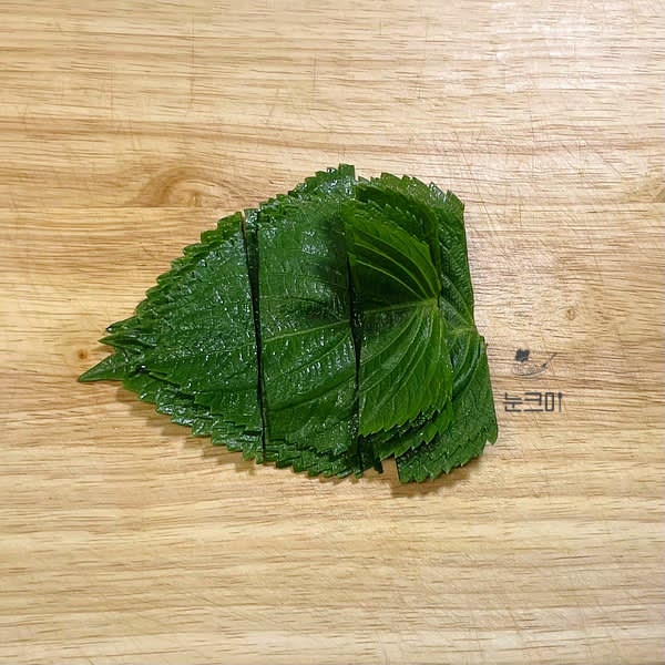 깻잎도 3~4등분 해주고 홍고추는 어슷 썰어 준비해 줍니다.