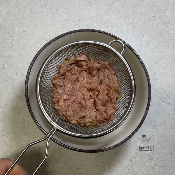 참치는 체에 받쳐 숟가락을 이용해 기름을 쪽 빼서 준비를 해줍니다.